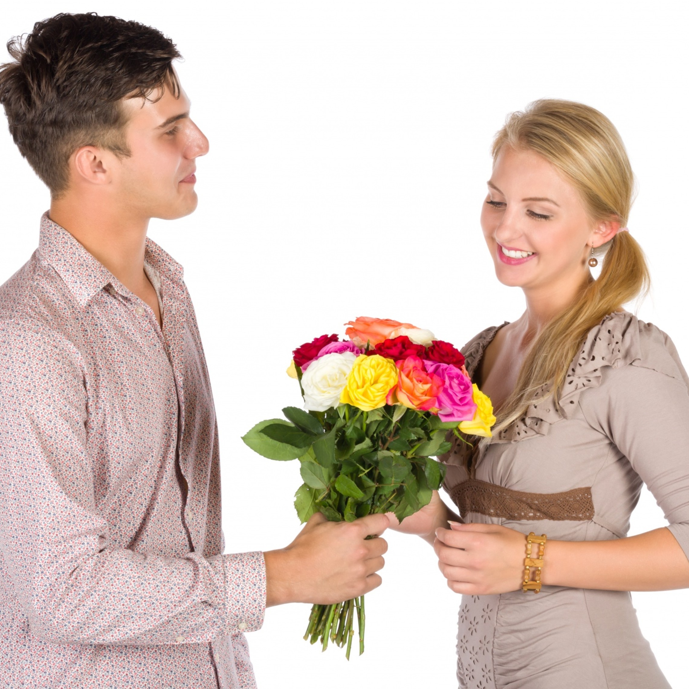 Мальчик дает мужчине. Мужчина дарит цветы. Мужчина дарит цветы женщине. Парень дарит девушке цветы. Букет для мужчины.